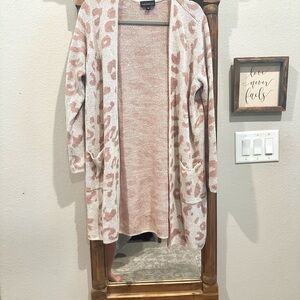 Ivory/Mauve Cheetah Patterned Cardigan. Large